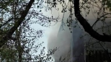 Büyük bir yangın sırasında özel evi yakmak. İtfaiyeciler yangın sırasında yangın hortumlarından çıkan suyla alevlere karşı savaşır..