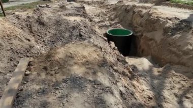 Tamir edilmiş şehir tesisat sistemiyle yeraltı kuyusu. Şehir iletişiminin değiştirilmesi. Su ve kanalizasyon borularının tamiri. Yenilemeler