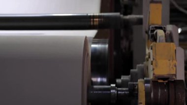 Hijyen için kağıt rulo üretim fabrikası. Kağıt havlu ve tuvalet kağıdı üretimi. Çevirme makinesi.