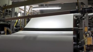 Hijyen için kağıt rulo üretim fabrikası. Kağıt havlu ve tuvalet kağıdı üretimi. Çevirme makinesi.