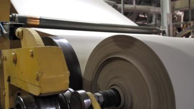 Hijyen için kağıt rulo üretim fabrikası. Kağıt havlu ve tuvalet kağıdı üretimi. Çevirme makinesi.