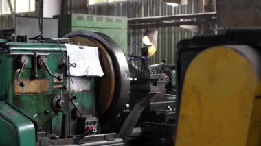 Büyük bir ürünün metalden yapıldığı eski bir otomatik torna. Makine inşa fabrikası.
