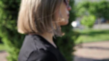 Güzel, şık bir kadının dudaklarının yakın çekimi. Şık kız dönüp kameraya bakıyor..