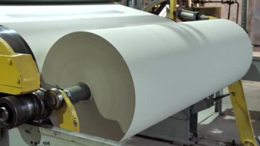 Hijyen için kağıt rulo üretim fabrikası. Kağıt havlu ve tuvalet kağıdı üretimi. Çevirme makinesi.