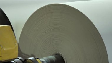 Hijyen için kağıt rulo üretim fabrikası. Kağıt havlu ve tuvalet kağıdı üretimi. Çevirme makinesi.