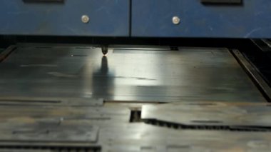 Endüstriyel üretimde metal plaka kesmek için CNC lazer makinesi. Plazma Makinesi Kalın Metali Kesiyor. Plazma kesme makinesi, metal işleme, metal endüstrisi. Kamera titreşim hareketi.