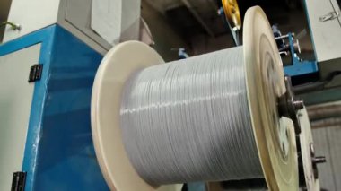 Üretim hattında optik kabloyu bobinlere sarmak. Kablolu yayın. Kablo fabrikası. Whit optik kabloyu makaraya takıyorum. İnternet kablosu üretim fabrikasında üretim hattı