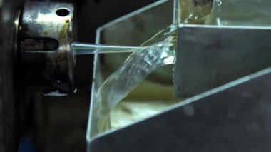 Optik fiber, nem ve hasardan korunmak için fiberglasla ısıtılır. Üretim hattı optik internet kablosu. Hızlı optik veri transferi için üretim kablosu fabrikası.