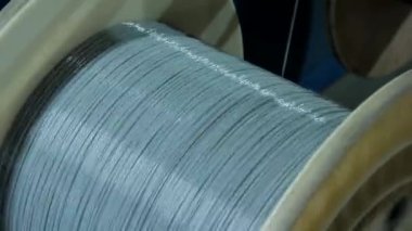 Üretim hattında optik kabloyu bobinlere sarmak. Kablolu yayın. Kablo fabrikası. Whit optik kabloyu makaraya takıyorum. İnternet kablosu üretim fabrikasında üretim hattı