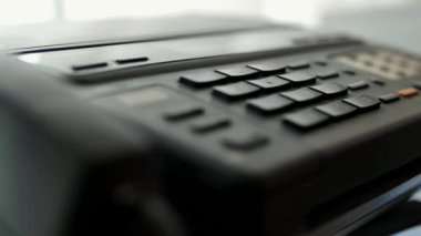 Kız ahizeyi kaldırıp 911 'i arıyor. Bir kadın ofis çalışanı acil servisleri telefonla arıyor. Polisi, ambulansı ya da itfaiyeyi ara..