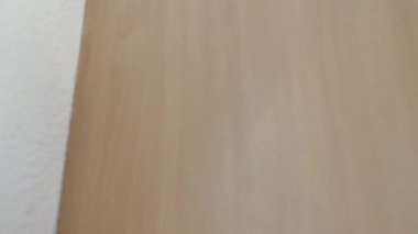 Kız dolabı açar ve askıdan bir şemsiye alır. Yağmurlu bir günde bir kadın şemsiyesiyle dışarı çıkmak üzere. Kötü hava