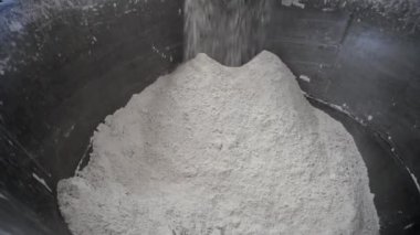 Bir fırın işçisi özel bir makineden un seçer. Hamur yoğurma ve fırın ürünleri hazırlama