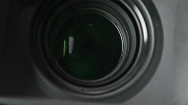 İç halkaları ve lensleri olan bir kameranın çalışan lensinin makro videosu. Stüdyoda çekim yaparken profesyonel bir kameranın objektifiyle yakınlaştırma..