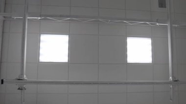 Alternatif olarak bir ofisin veya endüstriyel tesislerin tavanındaki kare LED lambaları veya avizeleri açıp kapatıyorlar. Aşağıdan tavana görünüm.