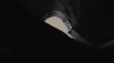 Bir adam tarafından taşınan bir çantanın içine geniş açılı bir bakış açısı. Adam alımlarını bir çantaya koyup eve taşıyor. Alışveriş çantasının içindeki ürünleri gösteren bir çanta..