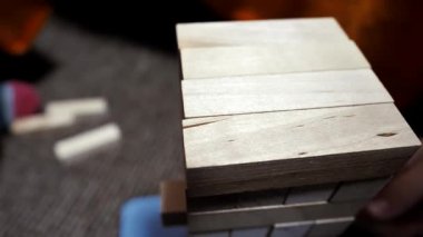 Tahta bir oyundan tahta bloklara yakın çekim. Çocuklar masa oyunları oynar..