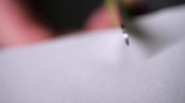 Makas kesme kağıdını kapat. 4K çözünürlüklü makro çekim. Sığ alan derinliği.