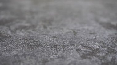 Seçici odak, beton dokuyu kapat. Çatı katı tarzında beton alçı taklidi yapılmış kağıt ya da örülmemiş duvar kağıdı. Gri ve gümüş dokulara odaklanıyorum. Harekete odaklan