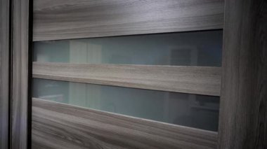 Kapüşonlu bir adam iç kapının camından bakar. Bir yabancı, bir kötü adam ya da bir casus kapı aralığından içeri giriyor. Gözetleme, suç, hırsız bir şey çalmak istiyor..