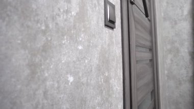 Kapüşonlu bir adam odanın kapısını açar ve dikizler. Bir yabancı, kötü adam ya da casus kapının aralığını gözetliyor. Gözetleme, suç, bir hırsız bir şey çalmak ister..