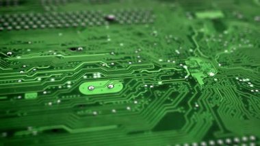 Animasyon elektronik sinyal hareketi ve yeşil devre kartının yüzey izleri boyunca yanıp sönüyor. Anakart kapanıyor. Hareket tasarımı, animasyon bilgisayar grafikleri bilgisayar veya mikroçip. seçici odak