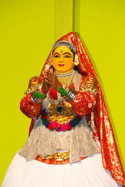 MUNNAR, Hindistan - 10 Şubat 2016: Kerala 'nın Munnar kentinde Kathakali dansçısı.