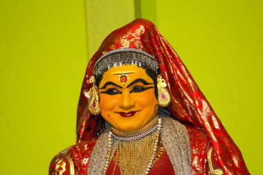 MUNNAR, Hindistan - 10 Şubat 2016: Hindistan 'da Kerala eyaletinden Munnar' da gülümseyen Kathakali dansçısı.