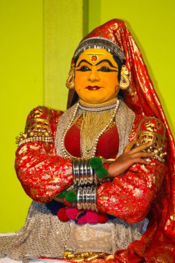 MUNNAR, Hindistan - 10 Şubat 2016: Kathakali Hindistan 'da Kerala eyaletinde el ele tutuşan dansçı.