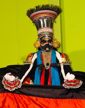 MUNNAR, INDIA - 10 Şubat 2016: Kathakali, Hindistan 'da Kerala eyaletinin Munnar şehrinde geleneksel siyah elbiseli dansçı.