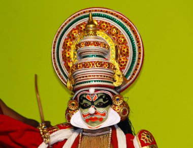 MUNNAR, Hindistan - 10 Şubat 2016: Kathakali, Hindistan 'da Kerala eyaletinde Munnar' da Geleneksel Kırmızı Giyimli Dansçı.