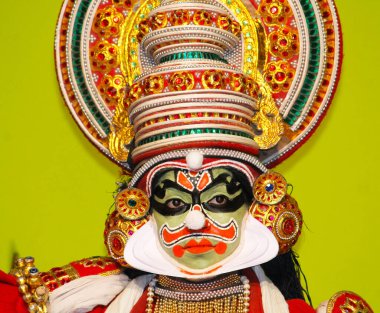 MUNNAR, INDIA - 10 Şubat 2016: Hindistan 'da Kerala eyaletinin Munnar şehrinde tanımlanamayan bir sanatçı / Kathakali dansçısı. Yüz Kapanışı