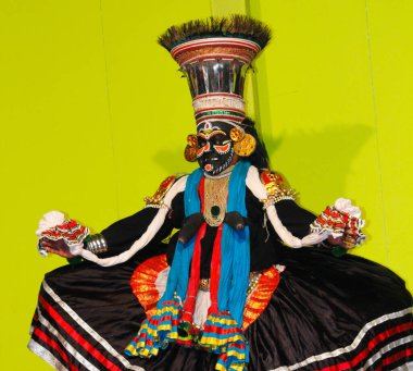 MUNNAR, INDIA - 10 Şubat 2016: Kathakali, Hindistan 'da Kerala eyaletinin Munnar şehrinde geleneksel siyah elbiseli bir dansçı. Yan görünüm