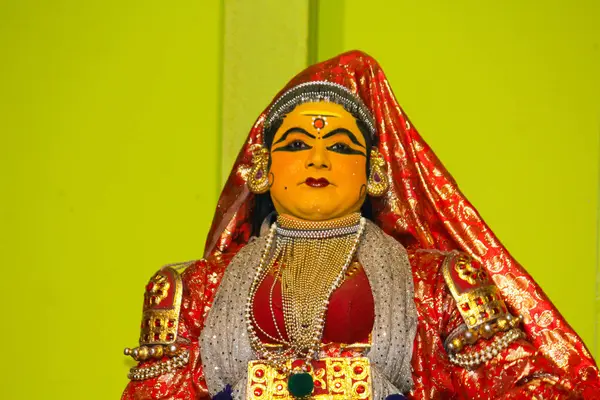 MUNNAR, Hindistan - 10 Şubat 2016: Kathakali dansçısı Hindistan 'ın Kerala eyaletinde Munnar' da sahne alıyor.