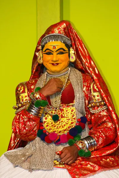 MUNNAR, INDIA - 10 Şubat 2016: Hindistan 'da Kerala eyaletinin Munnar kentindeki kimliği belirsiz sanatçı / Kathakali dansçısı.