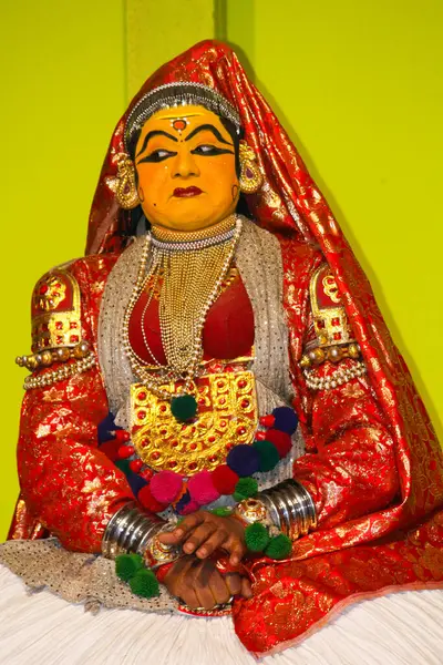 MUNNAR, Hindistan - 10 Şubat 2016: Kathakali dansçısı Hindistan 'da Kerala eyaletinde Munnar' da farklı yüz ifadeleri sergiliyor.