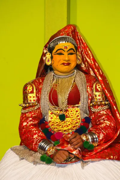 MUNNAR, Hindistan - 10 Şubat 2016: Kerala 'nın Hindistan eyaleti Munnar' da geleneksel giysiler giyen Kathakali dansçısı.