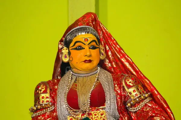 MUNNAR, Hindistan - 10 Şubat 2016: Kathakali dansçısı, Hindistan 'ın Kerala eyaletinde Munnar' da üzgün surat ifadesi sergiliyor.