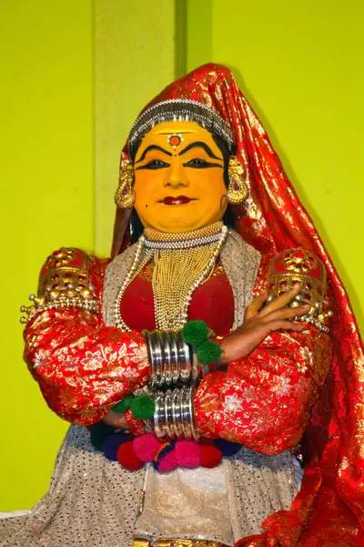 MUNNAR, Hindistan - 10 Şubat 2016: Kathakali dansçısı Hindistan 'da Kerala eyaletinde Munnar' da normal yüz ifadesi sergiliyor.