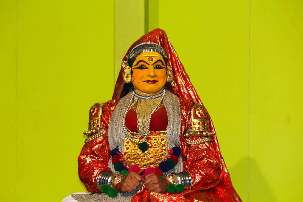 MUNNAR, INDIA - 10 Şubat 2016: Kathakali dansçısı Hindistan 'ın Kerala eyaletinde Munnar' da dram sahneledi. Punarjani Geleneksel Köy Munnar