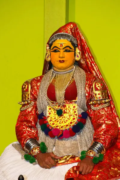 MUNNAR, INDIA - 10 Şubat 2016: Kathakali dansçısı Hindistan 'ın Kerala eyaletinde Munnar' da dans draması sahneledi. Punarjani Geleneksel Köy Munnar