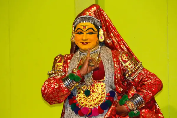 MUNNAR, Hindistan - 10 Şubat 2016: Kathakali dansçısı Hindistan 'ın Kerala eyaletinde Munnar' da ifade veriyor. Punarjani Geleneksel Köy Munnar