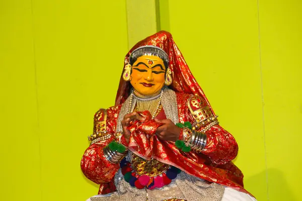 MUNNAR, INDIA - 10 Şubat 2016: Kathakali dansçısı, Hindistan 'ın Kerala eyaletinde Munnar' da dupatta performansını sergiliyor ve katlıyor. Punarjani Geleneksel Köy Munnar