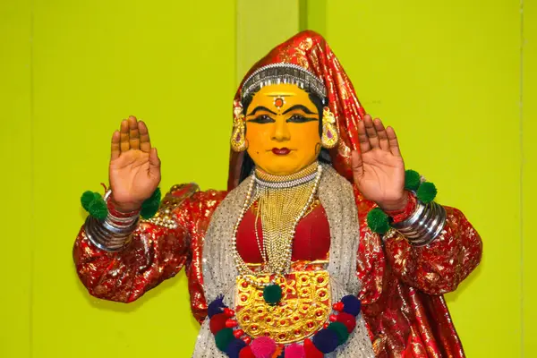 MUNNAR, INDIA - 10 Şubat 2016: Kathakali dansçısı Hindistan 'da Kerala eyaletinden Munnar' da elini gösterdi. Punarjani Geleneksel Köy Munnar