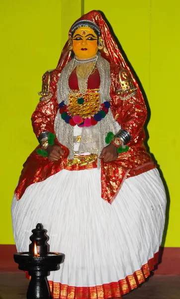 MUNNAR, INDIA - 10 Şubat 2016: Kathakali Hindistan 'ın Kerala eyaletinde Munnar' da lamba ışığı önünde gösteri yapan dansçı. Punarjani Geleneksel Köy Munnar