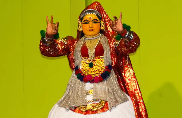 MUNNAR, INDIA - 10 Şubat 2016: Kathakali dansçısı Hindistan 'ın Kerala eyaletinde Munnar' ı işaret ediyor. Punarjani Geleneksel Köy Munnar
