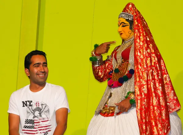 MUNNAR, INDIA - FEBRUARY 10, 2016: Kathakali dansçısı Hindistan 'da Kerala eyaleti Munnar' da İzleyici ile birlikte sahne alıyor. Punarjani Geleneksel Köy Munnar