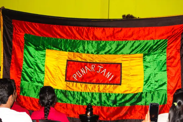 MUNNAR, INDIA - 10 Şubat 2016: Kathakali dansçısı, Hindistan 'ın Kerala eyaletinde Munnar' da düzenlenen gösteriyi kumaş ve izleyicinin arkasında izliyor.