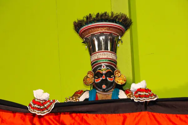 MUNNAR, Hindistan - 10 Şubat 2016: Kathakali dansçısı Hindistan 'ın Kerala eyaletinde Munnar' da yüzünü gösterdi.