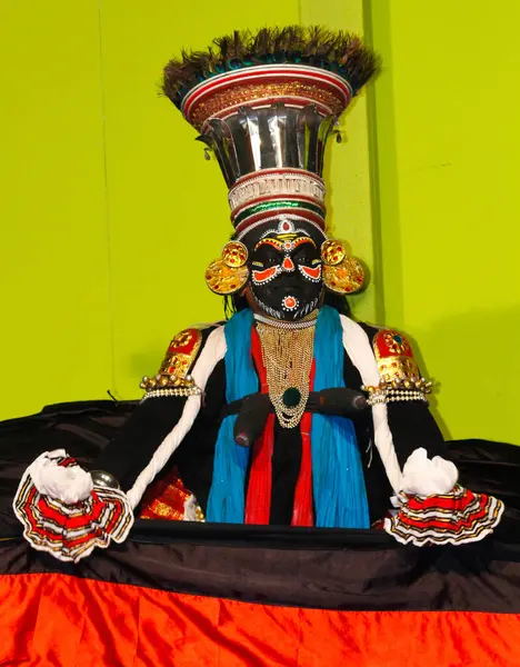 MUNNAR, INDIA - 10 Şubat 2016: Kathakali, Hindistan 'da Kerala eyaletinin Munnar şehrinde geleneksel siyah elbiseli dansçı.