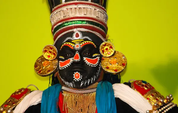 MUNNAR, INDIA - 10 Şubat 2016: Kathakali, Hindistan 'da Kerala eyaletinin Munnar şehrinde geleneksel siyah elbiseli bir dansçı. Yüz Kapanışı
